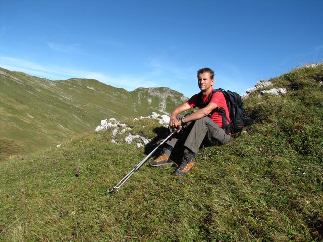 Franco macht eine kurze Pause, wartet auf den Rest der Gruppe und bestaunt die Aussicht