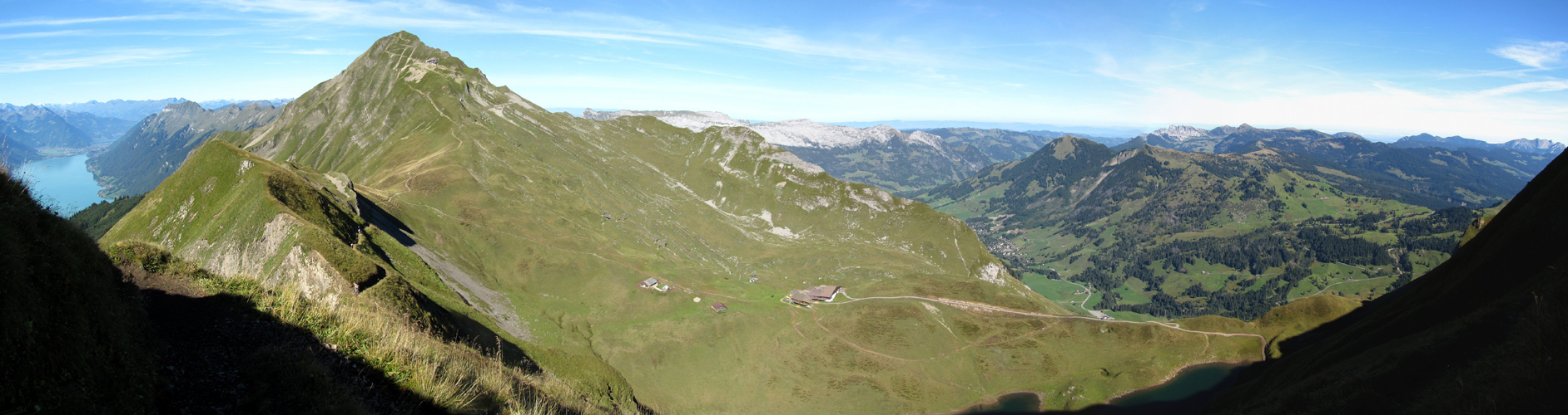 Breitbildfoto mit Blick Richtung Brienzer Rothorn