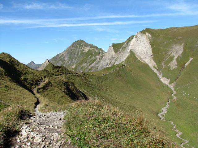 Blick zurück, von wo wir gestartet sind. Brienzer Rothorn und Arnihaaggen