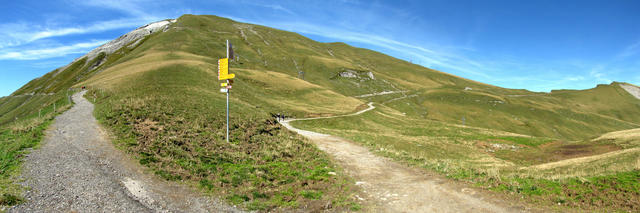 Breitbildfoto bei der Wegkreuzung 2011 m.ü.M. beim Berggasthaus Schönbüel. Links Gibel, rechts Biet