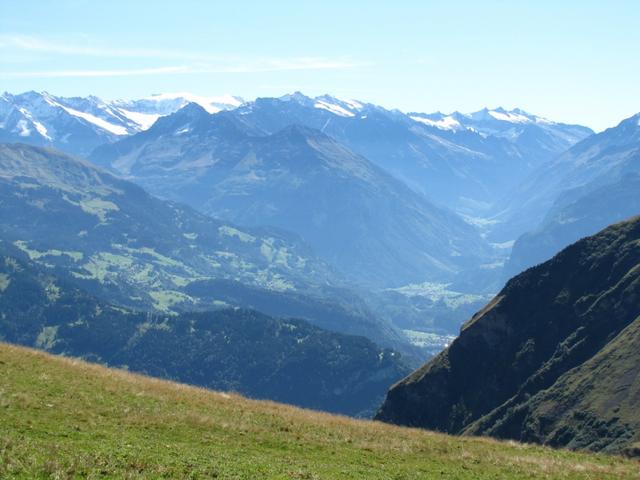 Blick nach Meiringen, Innertkirchen. Im Hintergrund, Triftgletscher, Dammastock usw.