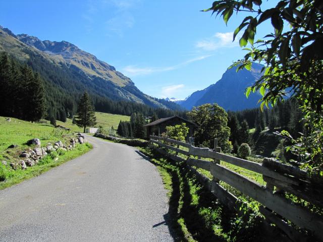 wir haben Monbiel hinter uns gelassen und laufen nun zur Alphütte Garfiun