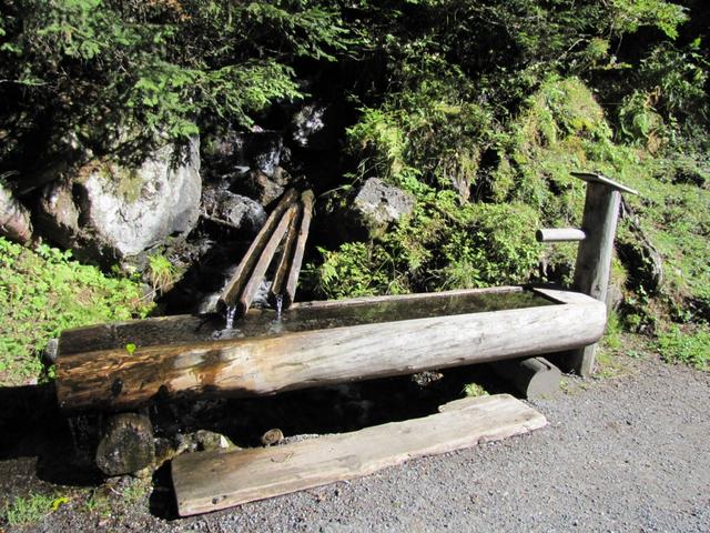 schöner Brunnen am Wegesrand