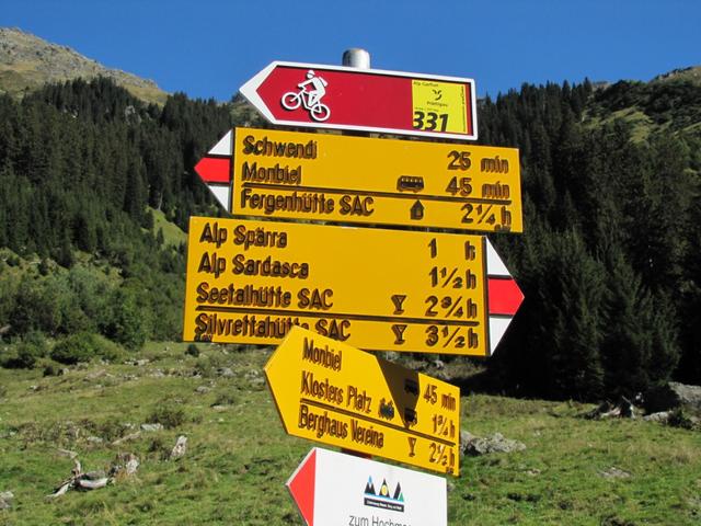 Wegweiser bei der Alphütte Garfiun 1373 m.ü.M.