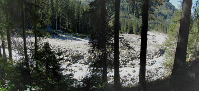 Breitbildfoto Verstanclabach, enorm wie breit der kleine Bach beim Unwetter 2005 angeschwollen war