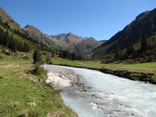 milchig weiss ist der Bach wegen dem Gletscherwasser vom Silvrettagebiet