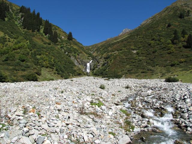 Blick zum Seebach, der vom Seetalsee her kommt. Dieser kleine Bach war beim Unwetter 2005 so angeschwollen