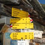 Wegweiser bei der Alphütte Alp Sardasca 1646 m.ü.M. Bis hier kann man mit dem Taxi fahren