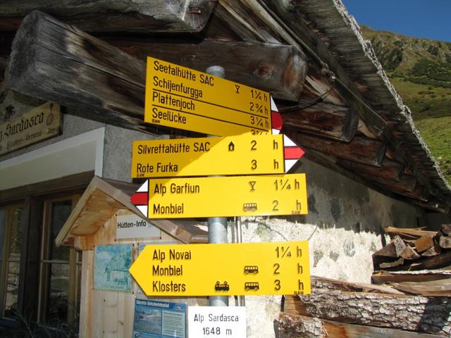 Wegweiser bei der Alphütte Alp Sardasca 1646 m.ü.M. Bis hier kann man mit dem Taxi fahren