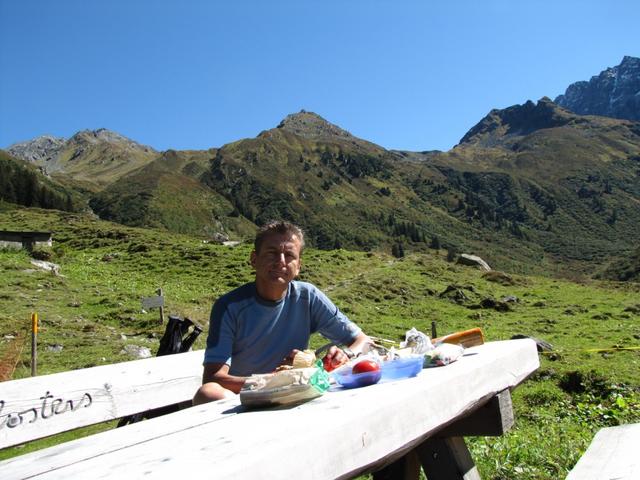 Franco geniesst das feine Mittagessen