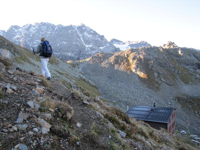 der Weg führt rechts am Birchenzughöreli vorbei zu den kleinen Seen oberhalb der Silvrettahütte