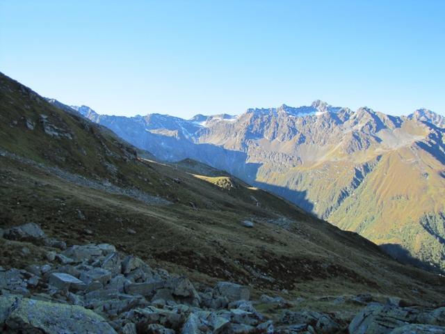 Blick zurück Punkt 2155 m.ü.M. liegt an der Sonne