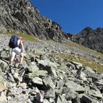 über Blockschutt führt der Bergpfad weiter aufwärts