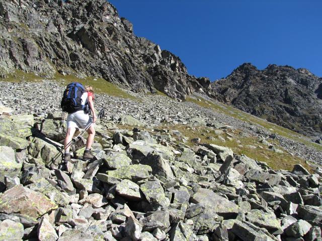 über Blockschutt führt der Bergpfad weiter aufwärts