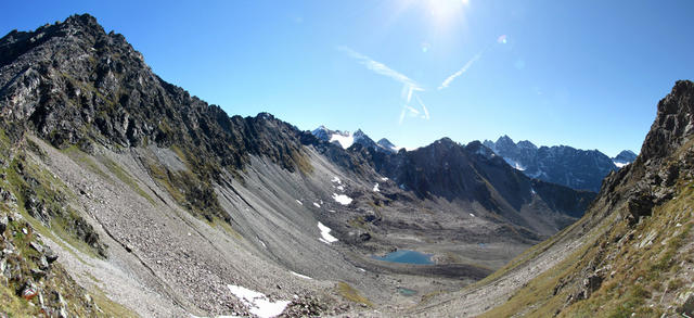 Breitbildfoto von der Scharte aus gesehen, Richtung Ober Silvretta mit seinen 11 Seen