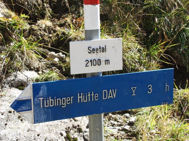 Wegweiser kurz vor der Seetalhütte 2100 m.ü.M.