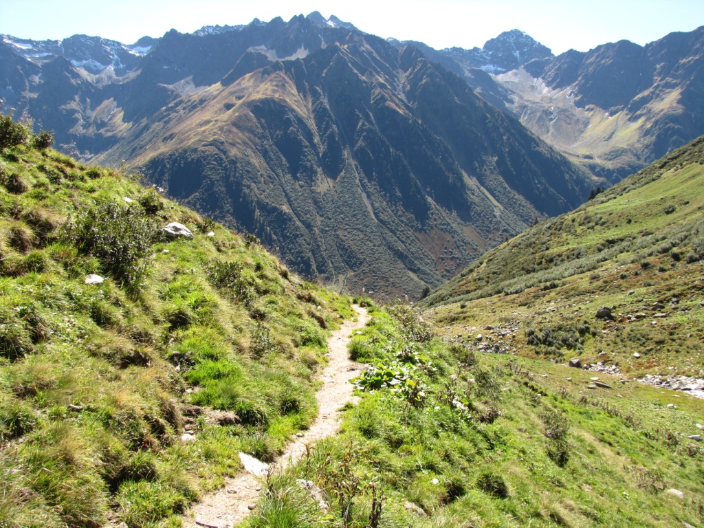 auf der orographisch linken Seite vom Seebach führt der einfache Wanderweg abwärts zur Alp Sardasca