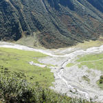 Alp Sardasca. Gut ersichtlich, wie breit der Seebach beim Unwetter 2005 war