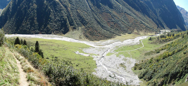 Alp Sardasca. Gut ersichtlich, wie breit der Seebach beim Unwetter 2005 war