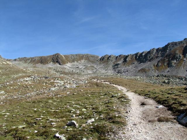 auf dem Weg im Müllersch Tälli. Ganz links im Bild taucht zum ersten mal die Jöriflüelafurgga auf