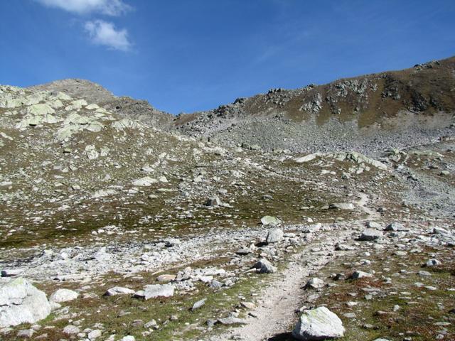 auf einfachem Bergweg die Jöriflüelafurgga im Blick, geht es weiter sanft aufwärts