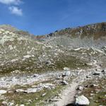 auf einfachem Bergweg die Jöriflüelafurgga im Blick, geht es weiter sanft aufwärts