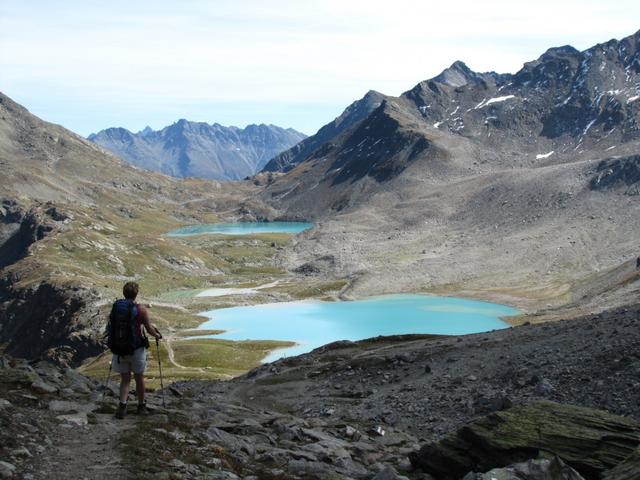 Mäusi bestaunt während dem Wandern die Jöriseen