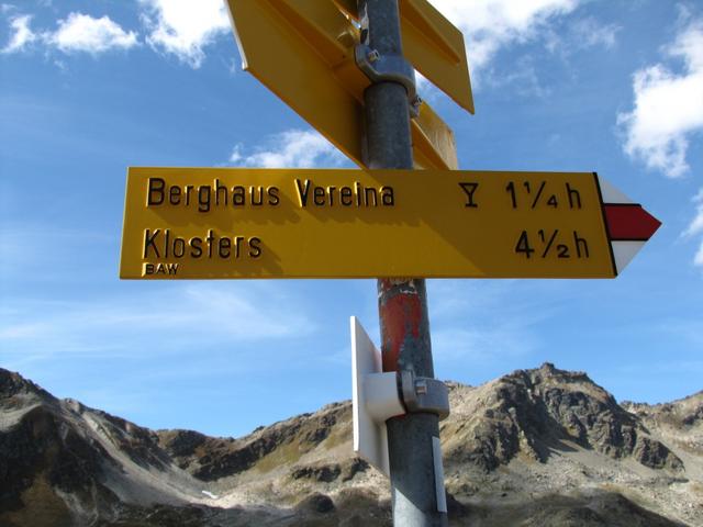 von Punkt 2532 m.ü.M. führt der Wanderweg abwärts zum Berghaus Vereina