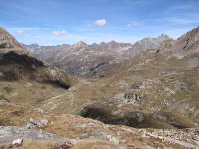 Blick von Punkt 2532 m.ü.M. runter ins Jörital und Frömdvereina