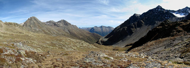 Breitbildfoto beim Jöriflesspass mit Blick ins Val Fless