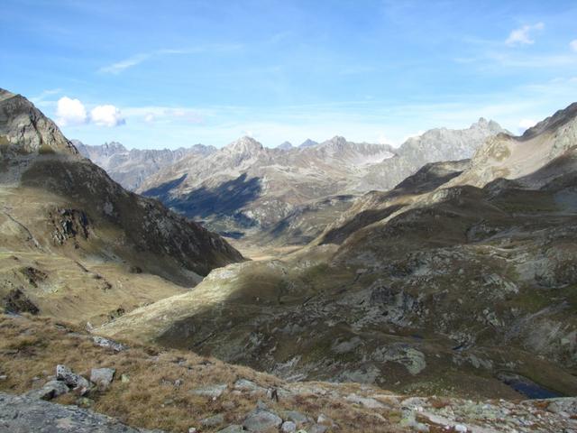 beim Wegweiser Punkt 2532 m.ü.M. führt unser Weg nun runter ins Jörital