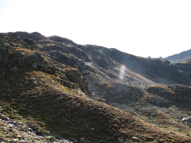 Blick zurück zum Wegweiser bei Punkt 2532 m.ü.M.