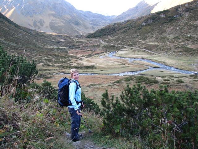 wir haben das Berghaus verlassen und laufen nun durch das Vereina Tal, Richtung Monbiel