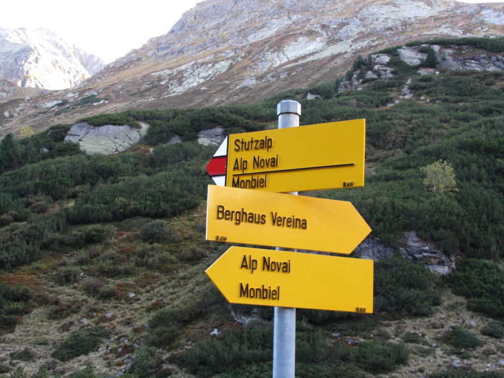 wir verlassen bei Punkt 1902 m.ü.M. die Strasse und biegen rechts in einem Wanderweg ab