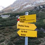 wir verlassen bei Punkt 1902 m.ü.M. die Strasse und biegen rechts in einem Wanderweg ab