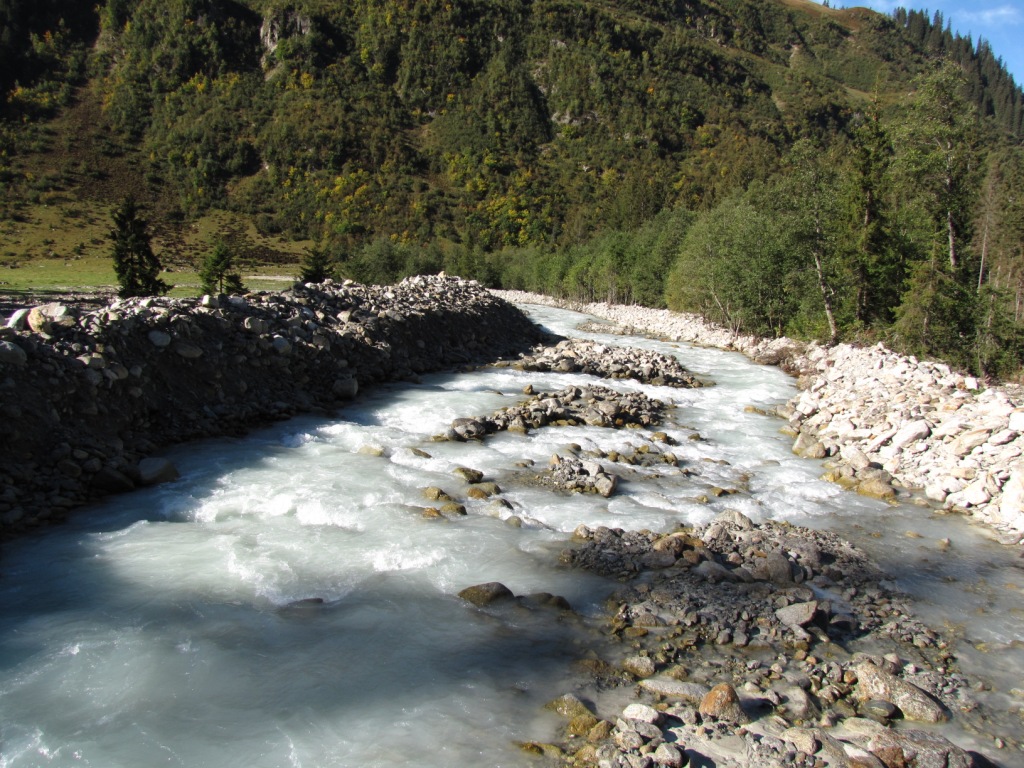 neben dem Vereinabach auf Alp Novai, liegt noch viel Geschiebe vom Unwetter 2005 herum