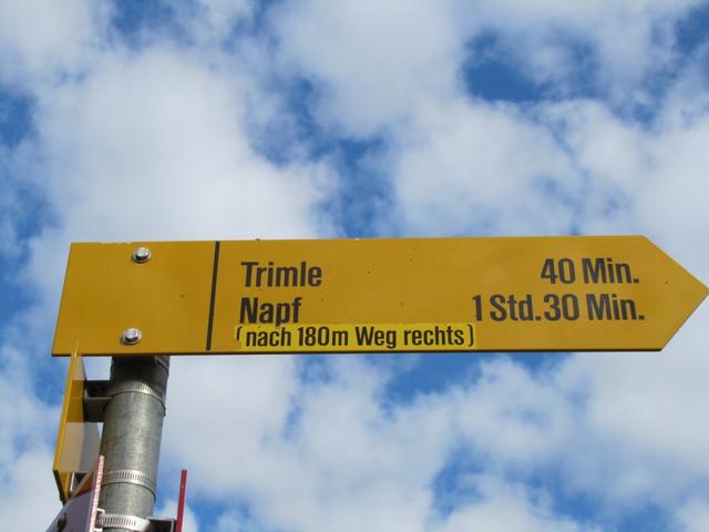 Wegweiser bei Punkt 1065 m.ü.M. biegt der Wanderweg rechts ab, Richtung Trimle