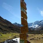 die Wegweiser zeigen uns die Richtung. Im Hintergrund der Piz Grialetsch