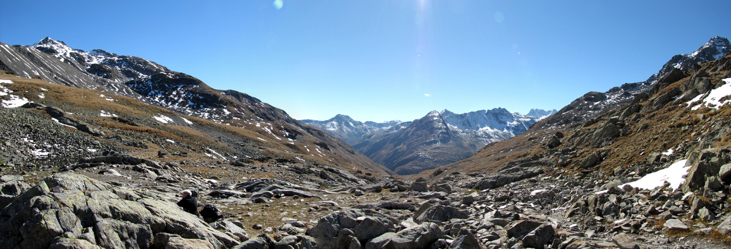 Breitbildfoto vom Scalettapass aus gesehen, Richtung Val Funtauna und Val Susauna