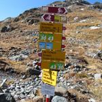 Wegweiser bei der Wegverzweigung Punkt 2531 m.ü.M. Links geht es runter zur Alp Funtauna