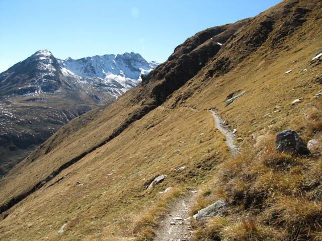 wir wandern geradeaus Richtung Chamanna digl Kesch