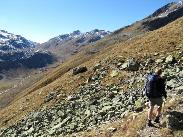 während dem Wandern Richtung Chamanna digl Kesch begeleitet einem diese Aussicht