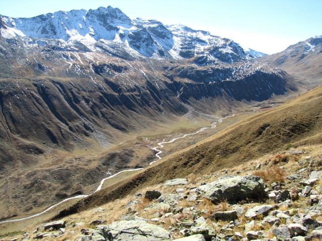 während dem Wandern hat man das ganze Val Funtauna im Blickfeld