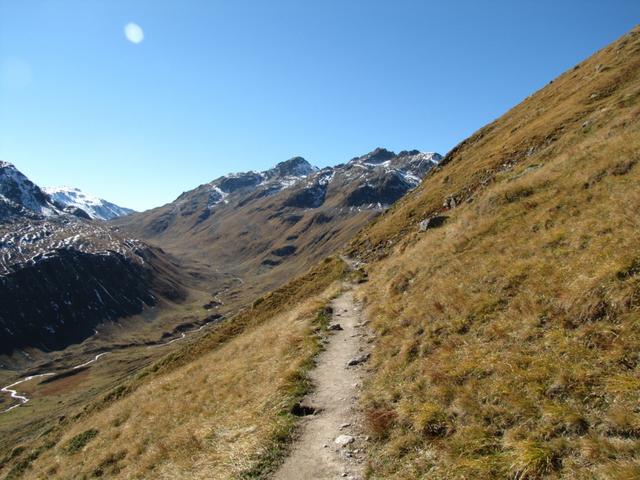 der Bergweg ist schmal aber gut erstellt