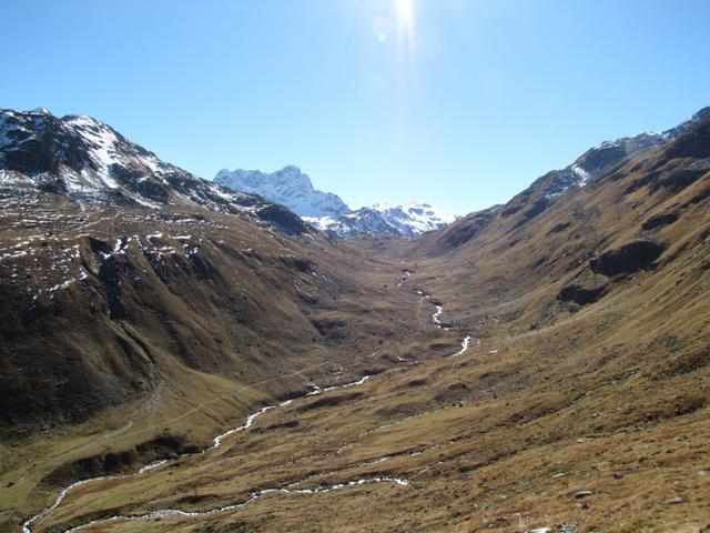 Blick ins Val dal Tschüvel und Kesch Hütte mit Piz Kesch