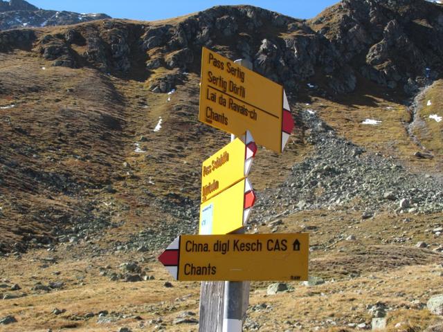 Wegweiser bei Punkt 2453 m.ü.M. nach rechts führt der Weg zum Sertigpass