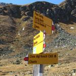 Wegweiser bei Punkt 2453 m.ü.M. nach rechts führt der Weg zum Sertigpass