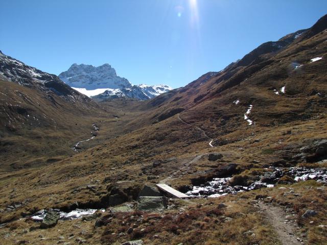 wir wandern aber geradeaus über die Brücke zur Chamanna digl Kesch