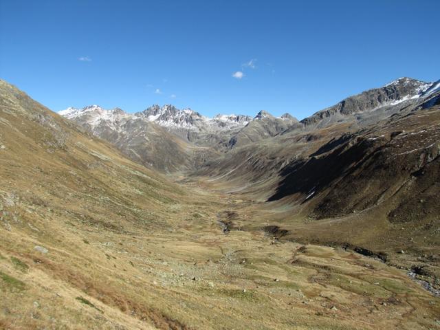 Blick zurück Richtung Piz Grialetsch, Piz Vadret und das ganze Val Funtauna