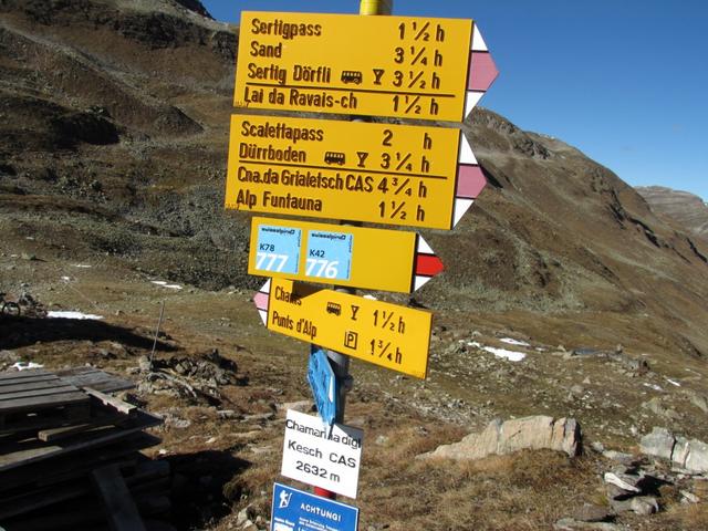 Wegweiser bei der Kesch Hütte 2630 m.ü.M.